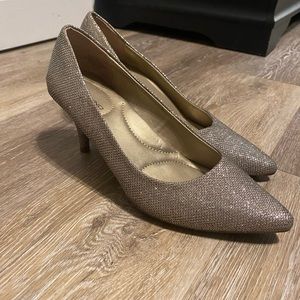 Bandolino Pewter/Silver Sparkle Pointed Heels